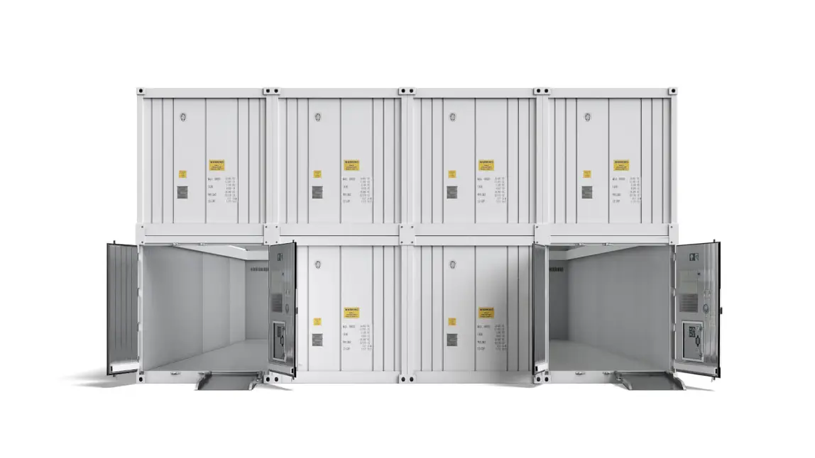 Contenedores frigoríficos modulares Arctic MegaStore, presentados apilados y equipados con una rampa de acceso