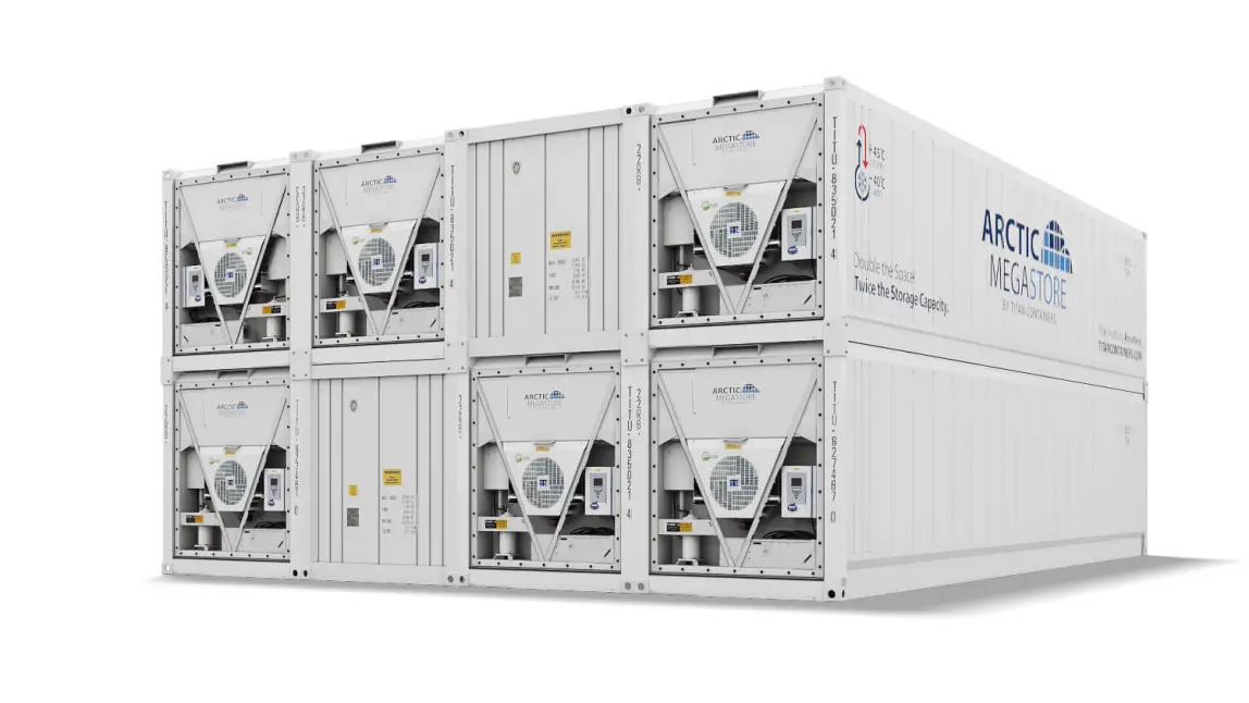 Contenedores frigoríficos modulares Arctic MegaStore, presentados apilados y equipados con una rampa de acceso