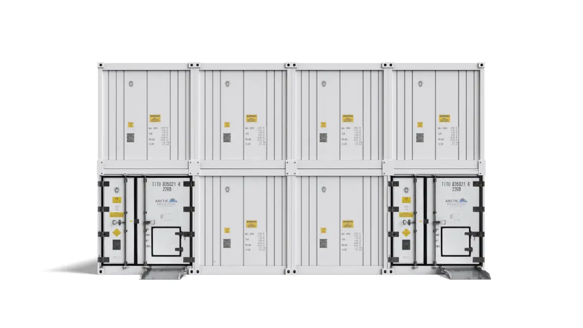 Contenedores frigoríficos modulares Arctic MegaStore, presentados apilados y equipados con una rampa de acceso