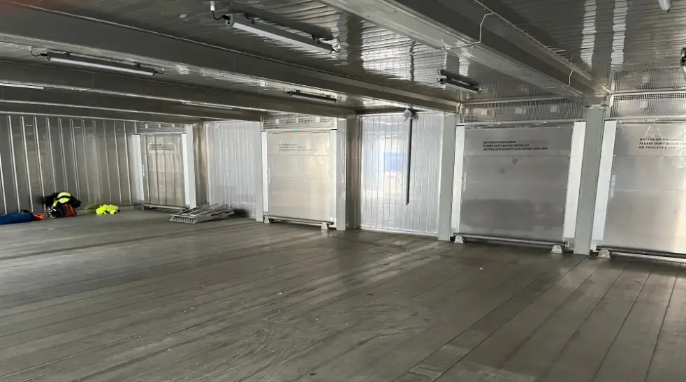 Instalación de contenedores modulares de almacenamiento en frío que forman una unidad SuperStore.