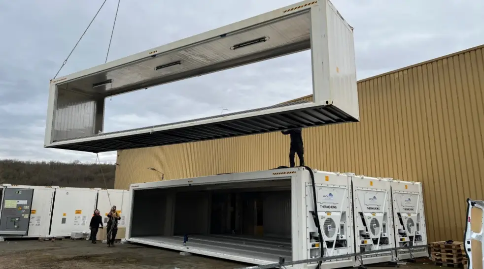 Instalación de contenedores modulares de almacenamiento en frío que forman una unidad SuperStore.
